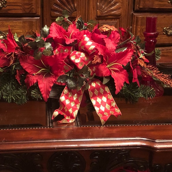 Elegant holiday red table centerpieces - Picture 3 of 7